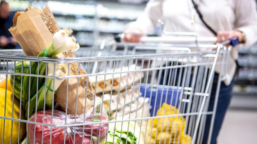 Primul supermarket gratuit de unde clienții pot pleca cu coșurile pline fără să plătească nimic