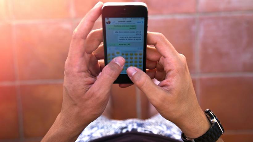 Utilizatorii WhatsApp, puși în alertă maximă. Experții recomandă schimbarea urgentă a unei setări