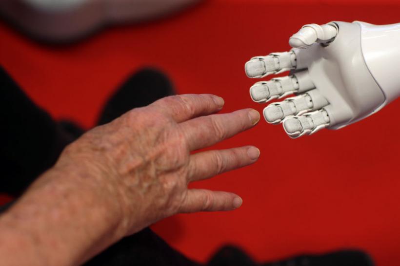 „Poate sunt naivă, dar o iubesc”. Ca să nu plece din casa ei la azil, o femeie de 85 de ani a ales să trăiască alături de un robot