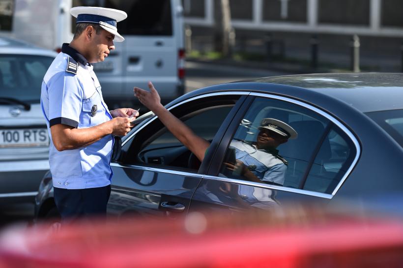 Şofer băut și cu permisul suspendat, oprit cu focuri de armă în Dâmbovița după ce a refuzat să coboare din mașină la un control rutier