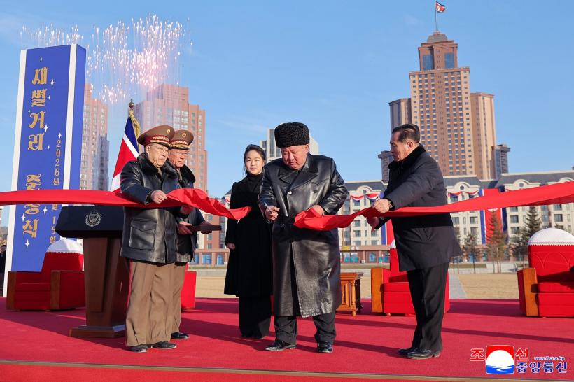 Kim Jong Un și fiica lui au inaugurat un nou cartier rezidențial în Phenian, pentru familiile soldaților morți în războiul din Ucraina