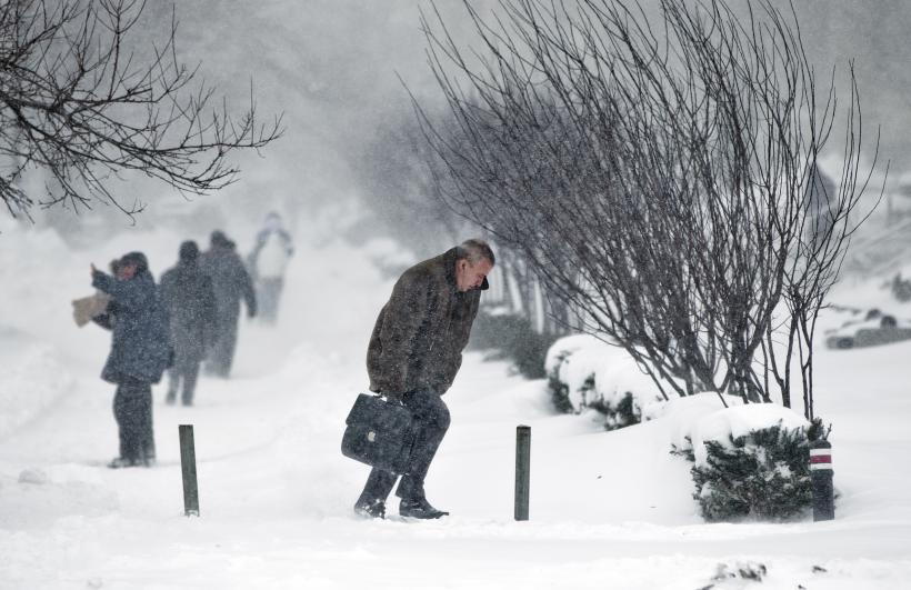 Capitala și încă 12 județe au intrat sub alertă meteo de viscol, ger, polei și ninsori. Şefa ANM: "Nu excludem să emitem cod roşu"
