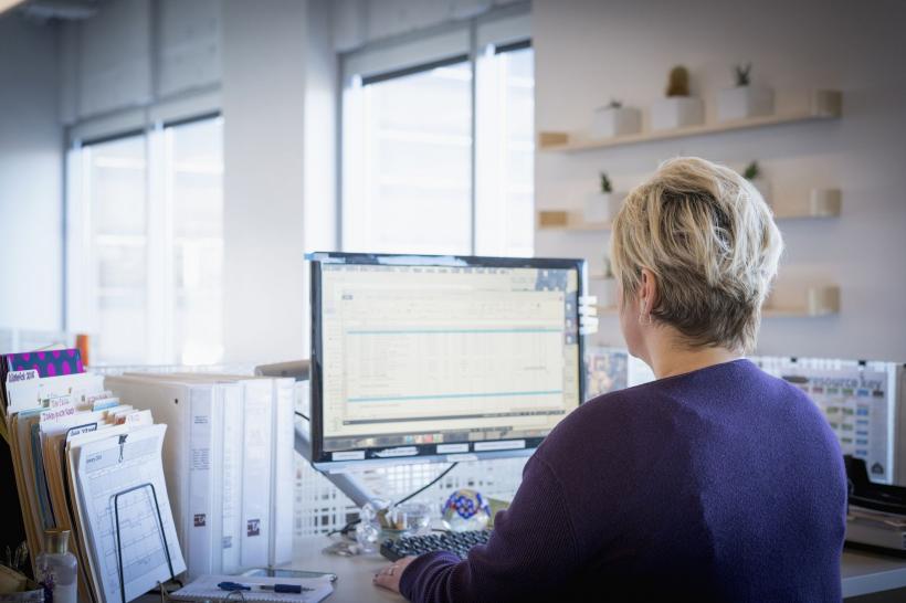 O femeie care aștepta de ani o promovare a aflat că firma i-a dat postul unei tinere de 25 de ani. Apoi i s-a spus să o instruiască