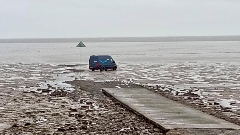 Un șofer Amazon a ajuns cu mașina în mare, urmărind indicațiile GPS pentru a livra un colet