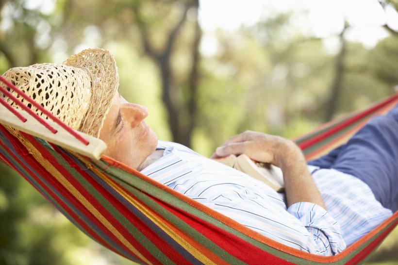 Un pensionar cu venit modest s-a mutat într-o țară unde chiria e 100 € pe lună și mâncarea costă 2 € pe zi. Acum face și economii