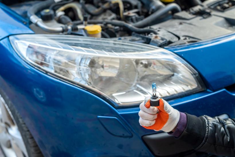 Un pensionar s-a dus cu mașina la service să schimbe un bec. A aflat că-l costă 3.000 de euro