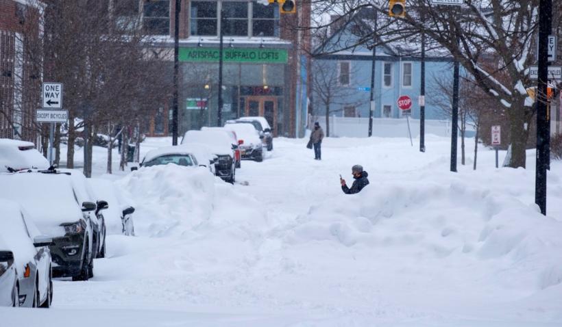 O furtună istorică de zăpadă loveşte nord-estul SUA. Stare de urgenţă în mai multe state şi interdicţie de circulaţie la New York