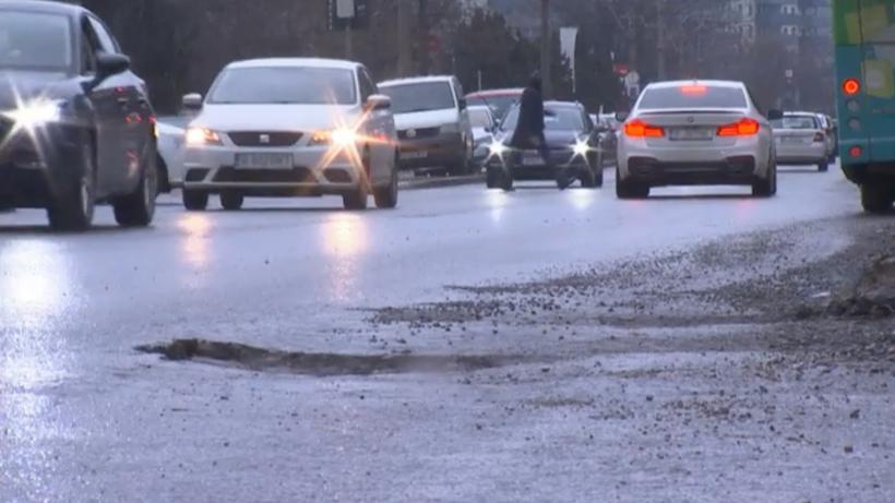 Șoferii cu mașini avariate de gropi pot cere despăgubiri. Un avocat arată ce trebuie să facă, pas cu pas: „Și eu am pățit în Capitală”