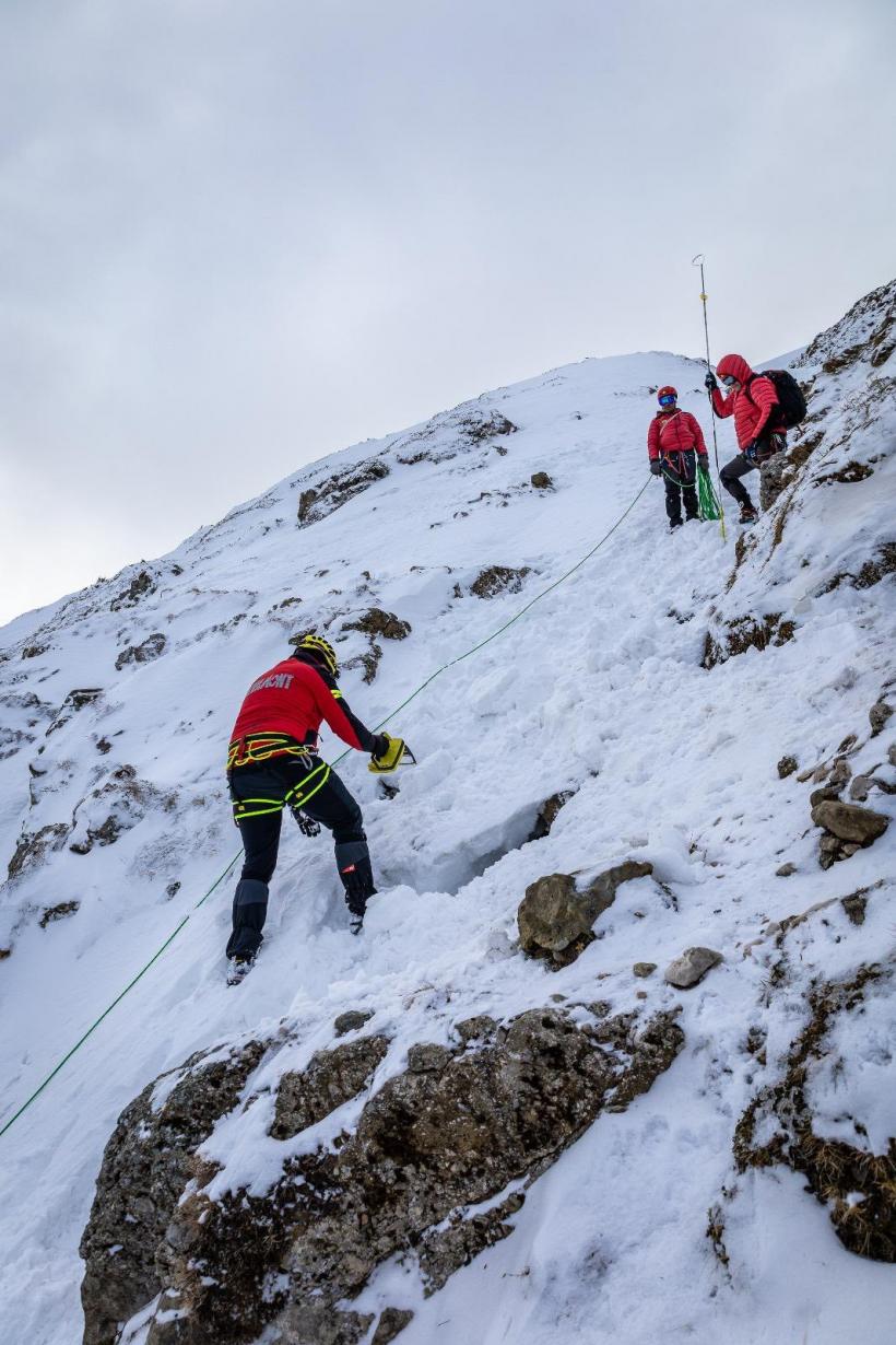 Risc crescut de avalanșă în munții Bucegi, Făgăraș, Parâng și Țarcu-Godeanu. Avertismentul salvamontiștilor pentru turiști