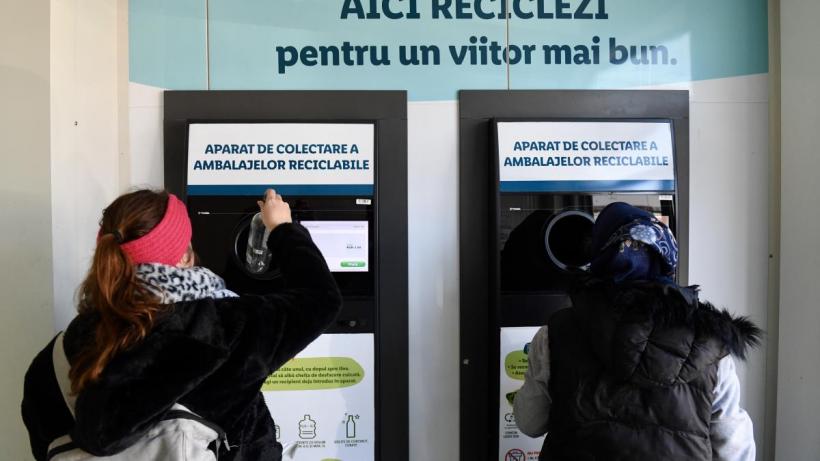 Românii vor putea returna mai multe sticle pentru garanția de 50 de bani. Noi ambalaje ar putea intra în sistemul SGR din 2028