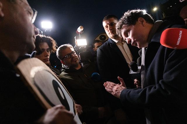 Nicușor Dan a ieşit să discute cu cei care protestau pentru numirile din Justiție. "Am de 100 de ori mai multe informații decât dvs"
