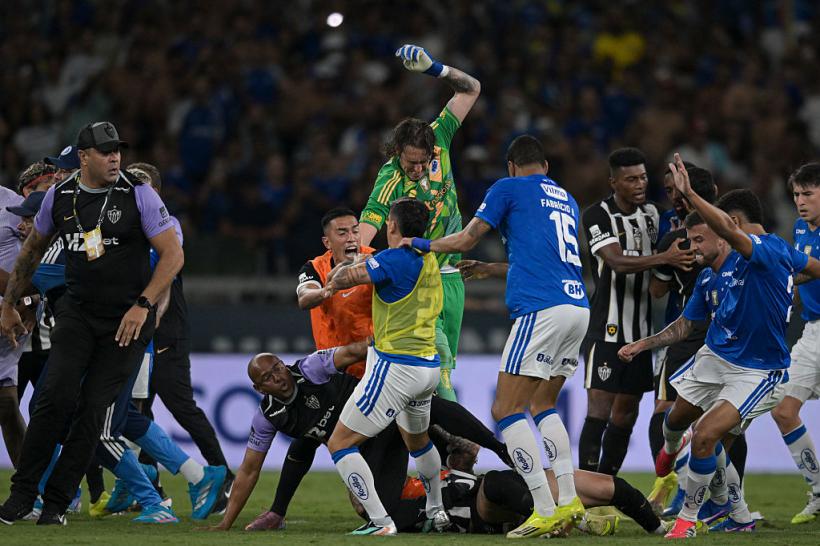 Un meci de fotbal s-a terminat cu 23 de cartonașe roșii și intervenția poliției militare, după o bătaie generală pe teren