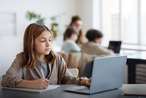 Tinerii României, blocați între studii și piața muncii. PUSL cere intervenția urgentă a statului