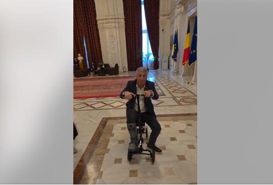 Deputatul PSD Daniel Zamfir, ironizat de USR, după ce a venit în Parlament cu trotinetă ortopedică