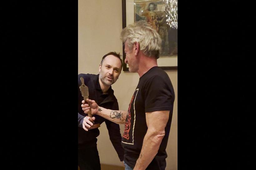 Sean Penn a primit în Ucraina o statuetă Oscar simbolică, realizată din metalul unui vagon de tren avariat de bombardamente ruseşti