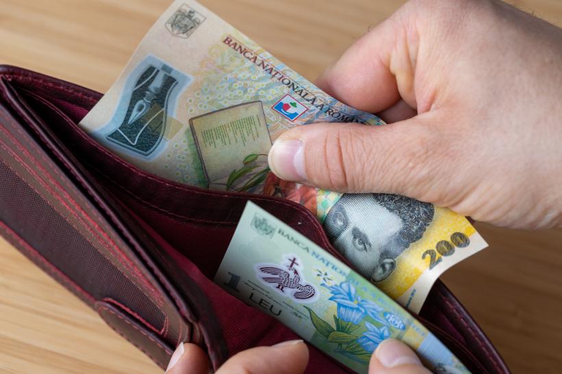 Ajutoarele pentru pensionari vor întârzia din cauza că AUR a contestat bugetul la CCR. Ce se întâmplă cu pensiile pe aprilie