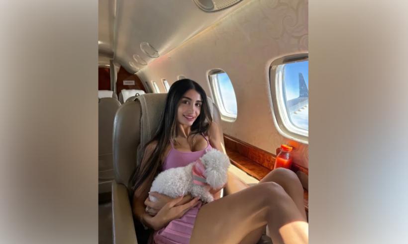 O fostă însoțitoare de zbor este acuzată că ademenea bărbați mai în vârstă pe aplicații de dating după care îi jefuia 