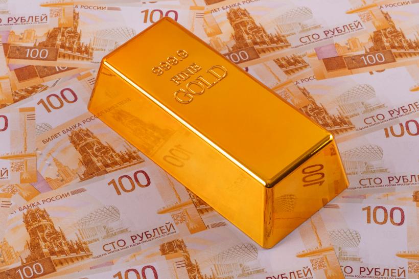 Rusia vinde lingouri de aur pentru prima dată în 25 de ani pentru a finanța deficitul bugetar, din cauza cheltuielilor militare mari