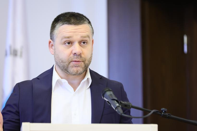 Cum justifică Ciucu suspendarea parcării gratuite pentru mașini electrice: "E inechitate socială. Cei cu electrice sunt mai înstăriți"