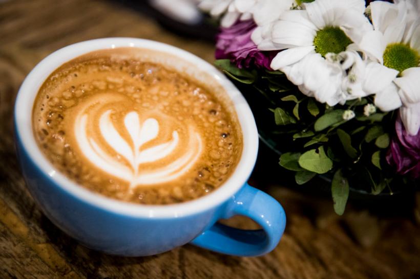 O substanță din cafea poate încetini dezvoltarea celulelor canceroase. Cercetătorii japonezi au aflat cum se întâmplă asta