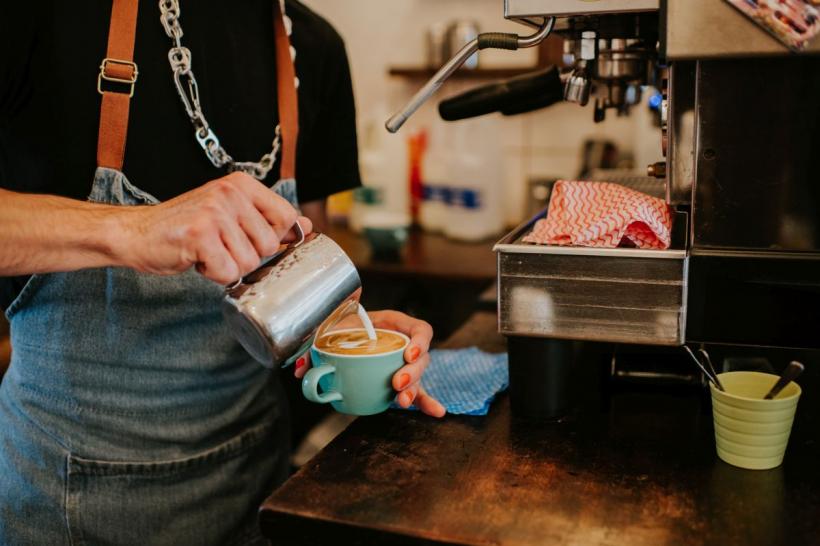 Un lanț de cafenele foarte popular în România își stimulează angajații cu "bacșișuri" de 1.200 dolari dacă se mișcă "mai cu talent"