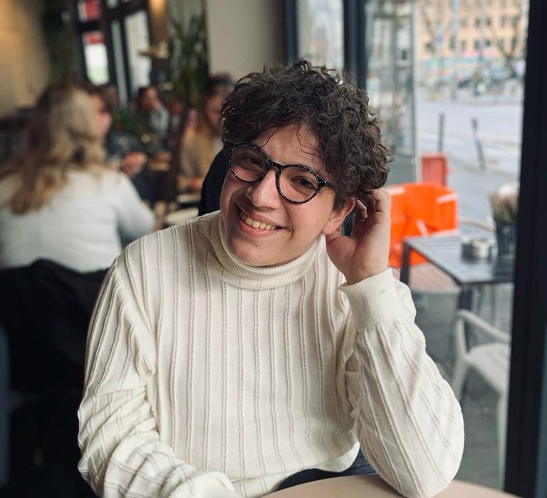 A cucerit elita Franței, dar România îl umilește cu „dosarul cu șină”. Povestea geniului în scaun cu rotile care vrea să fie român