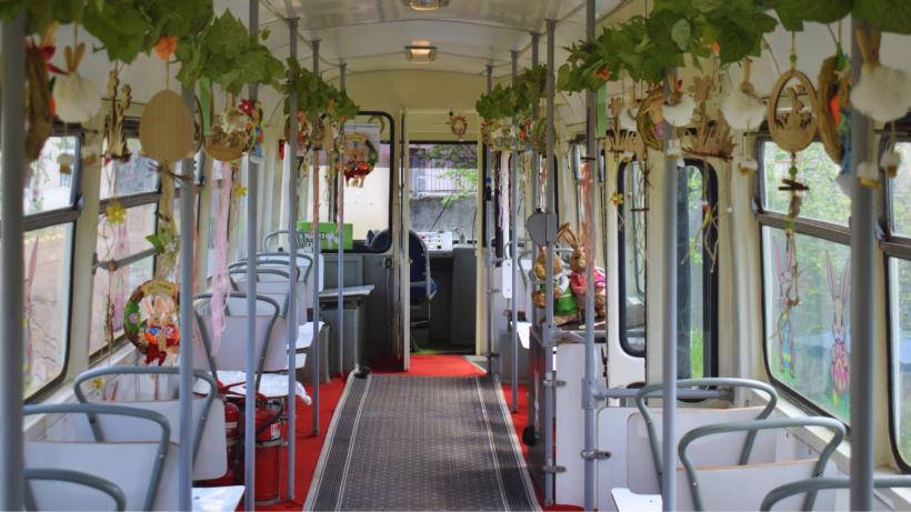 Tramvaiul Iepurașului va circula prin București, în Joia Mare. Copiii care călătoresc cu el primesc cadouri. Traseu, stații și program