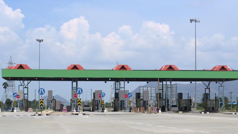 Câțiva bărbați au pus o stație de taxare falsă pe autostradă și au încasat 700.000 de euro într-un an și jumătate, în India