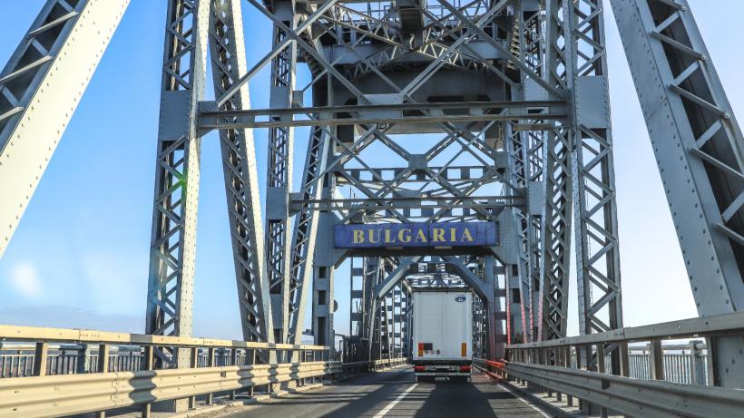 Lucrările la Podul Prieteniei au fost reluate. Circulația se desfășoară pe o singură bandă