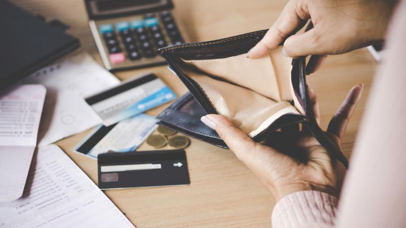 Mii de români au fost concediaţi în primele luni din 2026, când criza economică bate la uşă. Cele mai afectate regiuni şi domenii