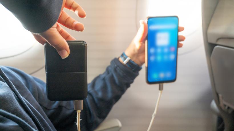 O țară interzice folosirea bateriilor externe în avioane începând din 24 aprilie. De ce pot fi periculoase pentru pasageri