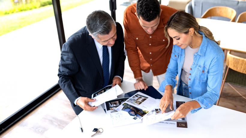 Ghid pentru românii care își cumpără locuinţe, publicat de ANPC: Ce acte și clauze trebuie verificate înainte de achiziţie