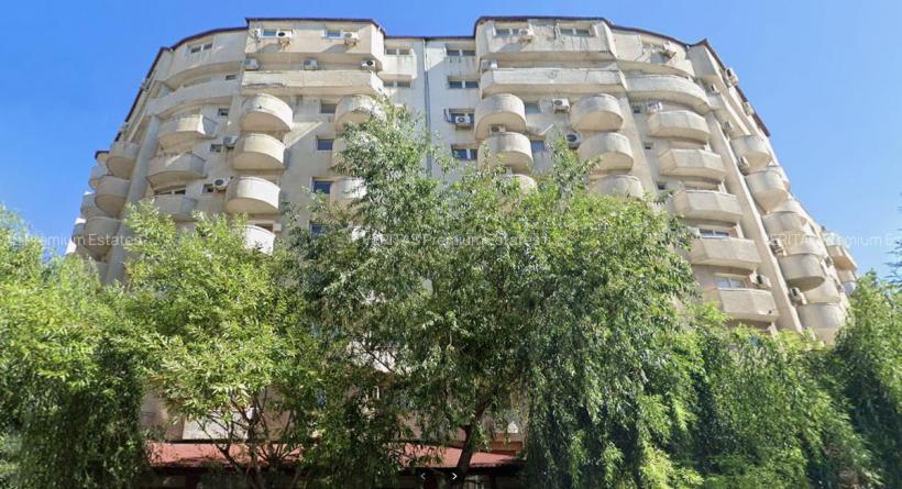 Un bloc întreg din centrul Bucureştiului, cu două scări şi 50 de apartamente, este scos la vânzare