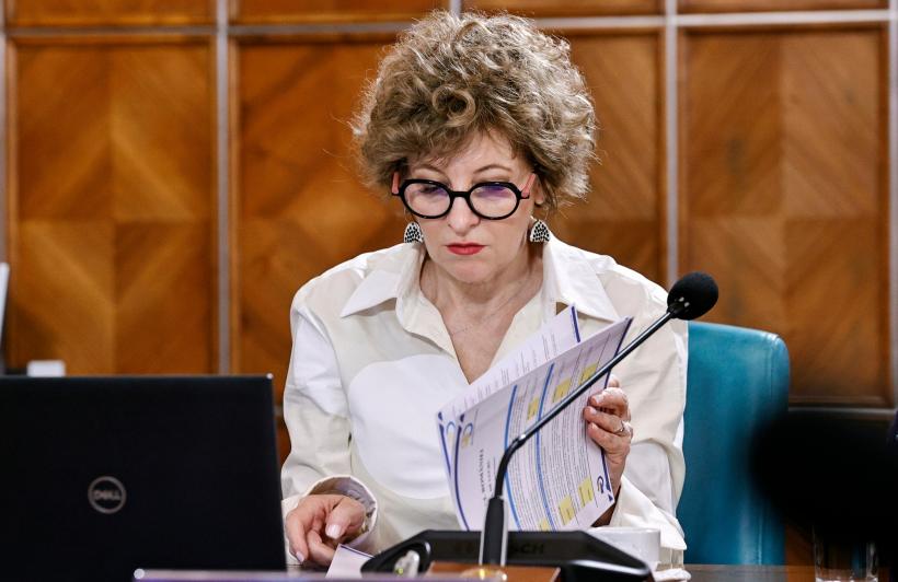Vicepremierul Oana Gheorghiu explică ce câștigă românii din listarea companiilor de stat la bursă. „Nu, nu vinde nimeni țara”