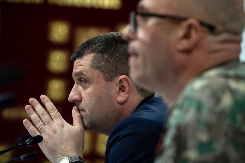 Ministrul Apărării: În halele în care trebuia să se facă producţie pentru Armată, plouă şi cresc copaci