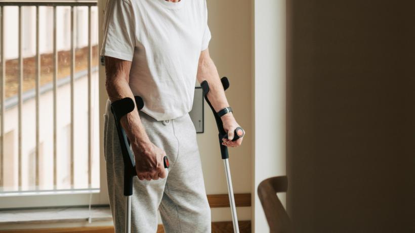 Crimă șocantă în Sectorul 3 din București: Un german de 86 de ani e suspectat că și-a sugrumat iubita de doar 30 de ani, cu o cârjă