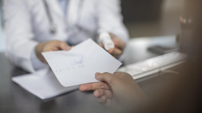 Românii care scapă de neplata primei zile de concediu medical. Proiectul de lege cu excepţiile, adoptat de Camera Deputaţilor