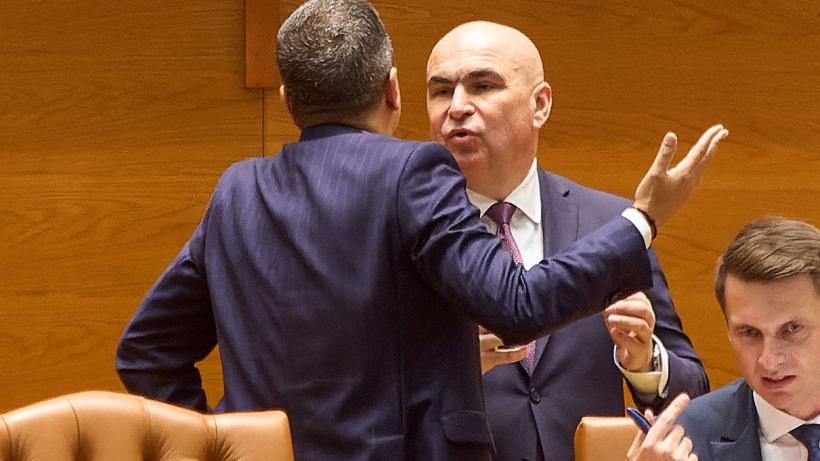 Ce au scris PSD și AUR în moțiunea de cenzură. Bolojan a fost acuzat de "zoomorfizare"