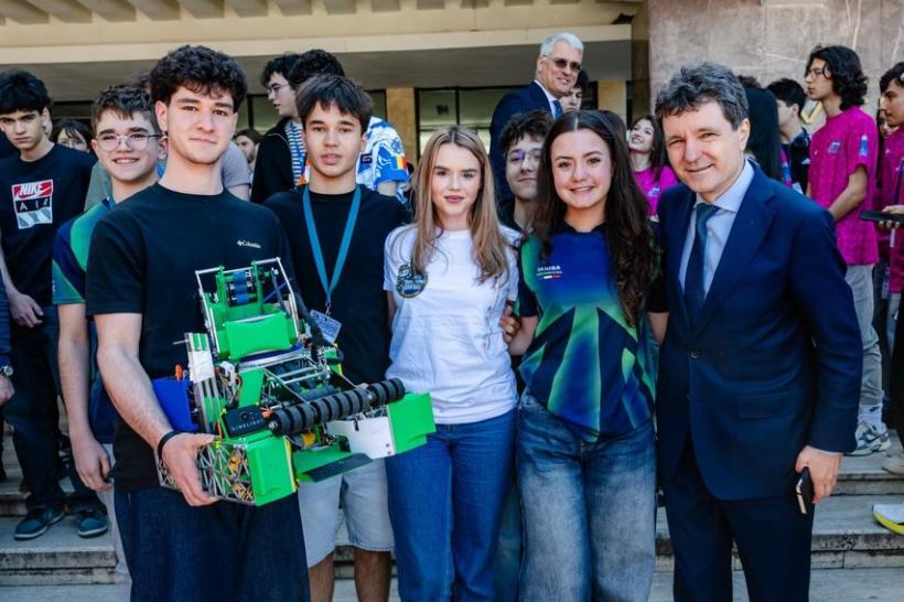 Echipele de robotică ale României au câștigat primele patru locuri la Campionatul Mondial din SUA. Nicușor Dan: România e mândră de voi