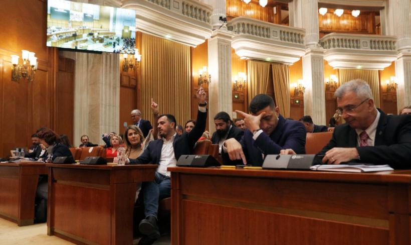 Primii parlamentari care anunță că nu mai votează moțiunea anti-Bolojan, deși au semnat-o. „Nu girăm jocurile PSD–AUR”