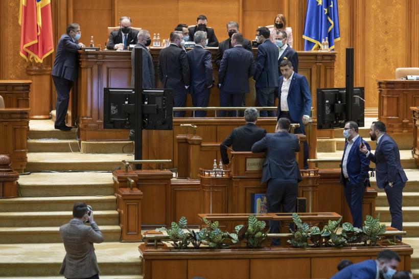 De cine depinde soarta Guvernului Bolojan. Cum se împart voturile în Parlament înaintea moțiunii de cenzură