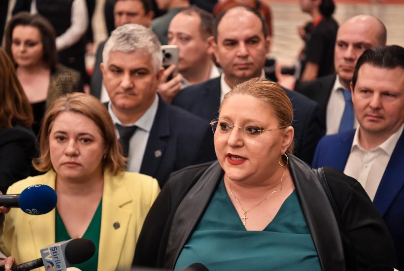 Derapaj grobian al Dianei Șoșoacă. Ilie Bolojan a fost insultat și huiduit pe holurile Parlamentului înainte de votul moțiunii