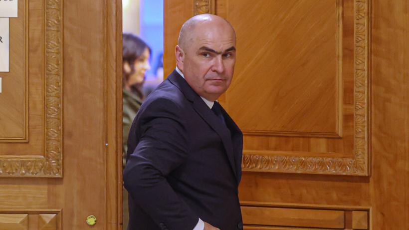 PSD îl acuză pe Bolojan că numește „pile și apropiați” în instituții publice: Șoferi, muzicieni rock și cofetari puși fără concurs