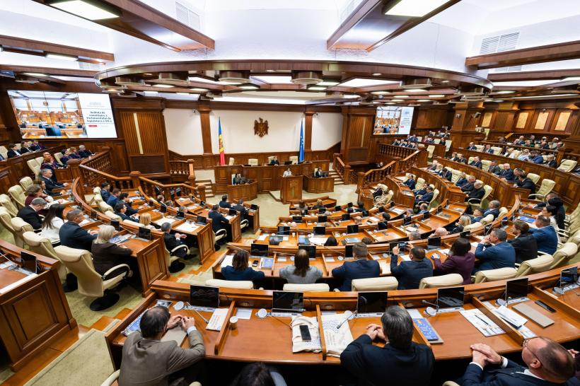 Scandal în Parlamentul de la Chișinău. Deputații nu mai pot folosi rusa în plen. Opoziția a părăsit ședința: „Ne închid gura”