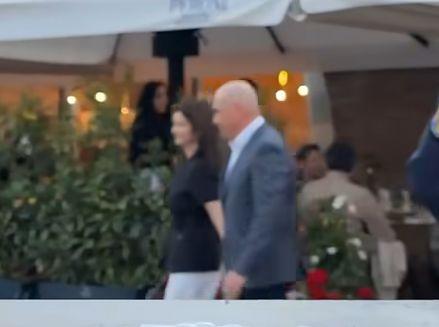 Ilie Bolojan a fost aplaudat în Cetatea Oradea, când a ieșit dintr-un restaurant alături de partenera sa