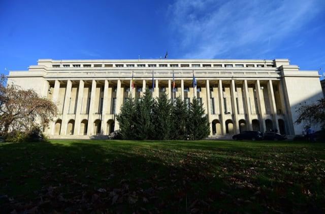 Sindicatul angajaților din aparatul Guvernului cere prime de 15.000 de lei: „Nu e normal să avem salarii de 4.500 de lei”