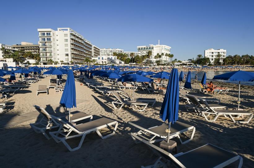 „Hotelurile și restaurantele erau foarte aglomerate în această perioadă”. Plaje aproape goale în Cipru, sunt cu 40% mai puțini turiști