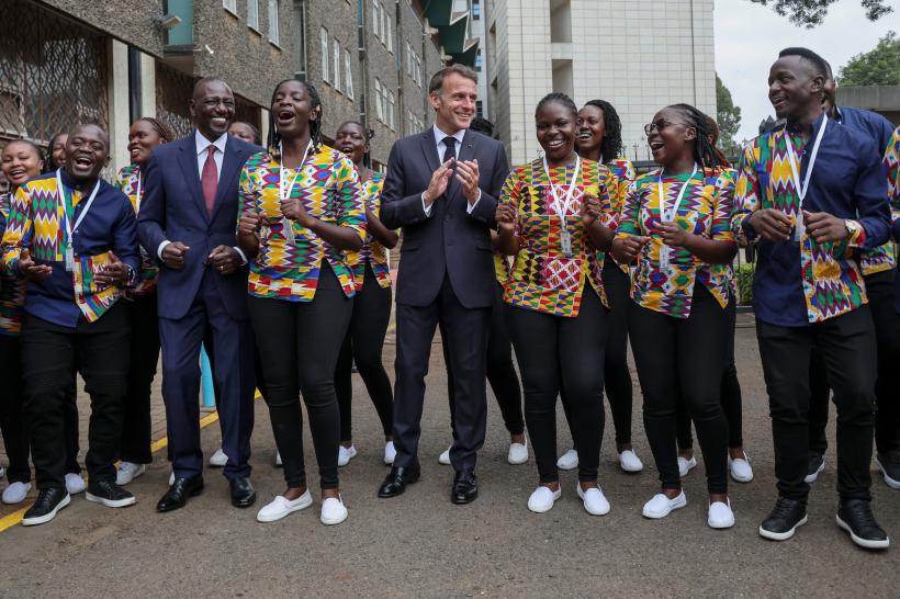 Macron s-a enervat la un eveniment din Kenya şi a ţipat la public. În Africa, preşedintele francez a făcut şi jogging şi a dansat