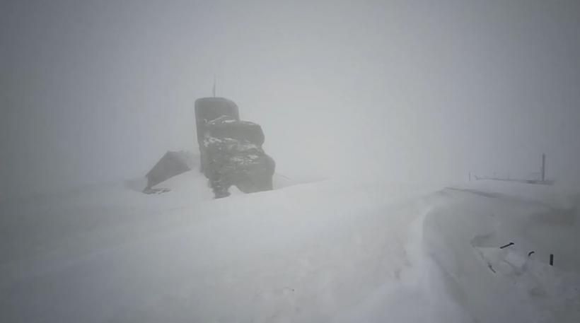 Galerie Foto - Ninge în România, pe 13 mai. Zăpada a ajuns la 2 metri ...