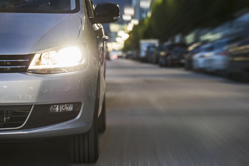 Un polițist a fost prins în timp ce conducea cu 177 km/h într-o zonă rezidențială și a primit doar o mustrare
